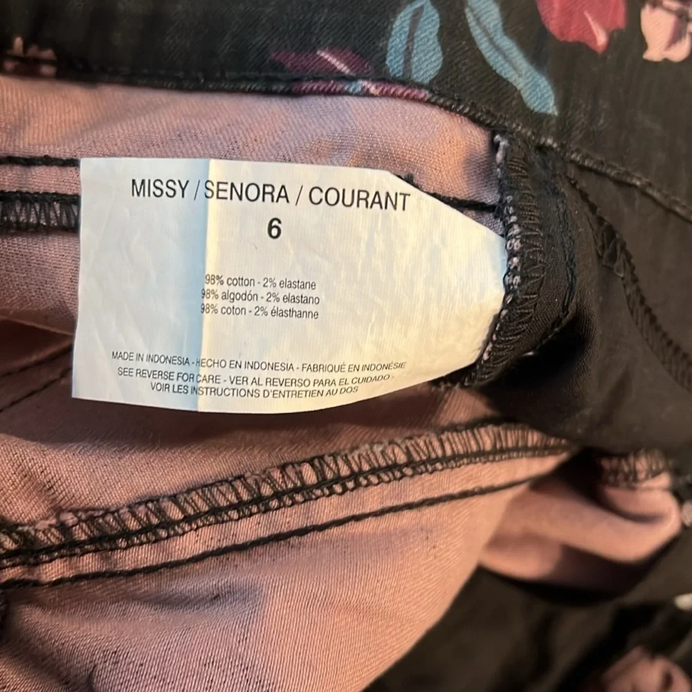 Bandolino Amy Modern Straight Leg Tummy Slimming Stretch Jeans Black Floral 6 - Picture 10 of 10